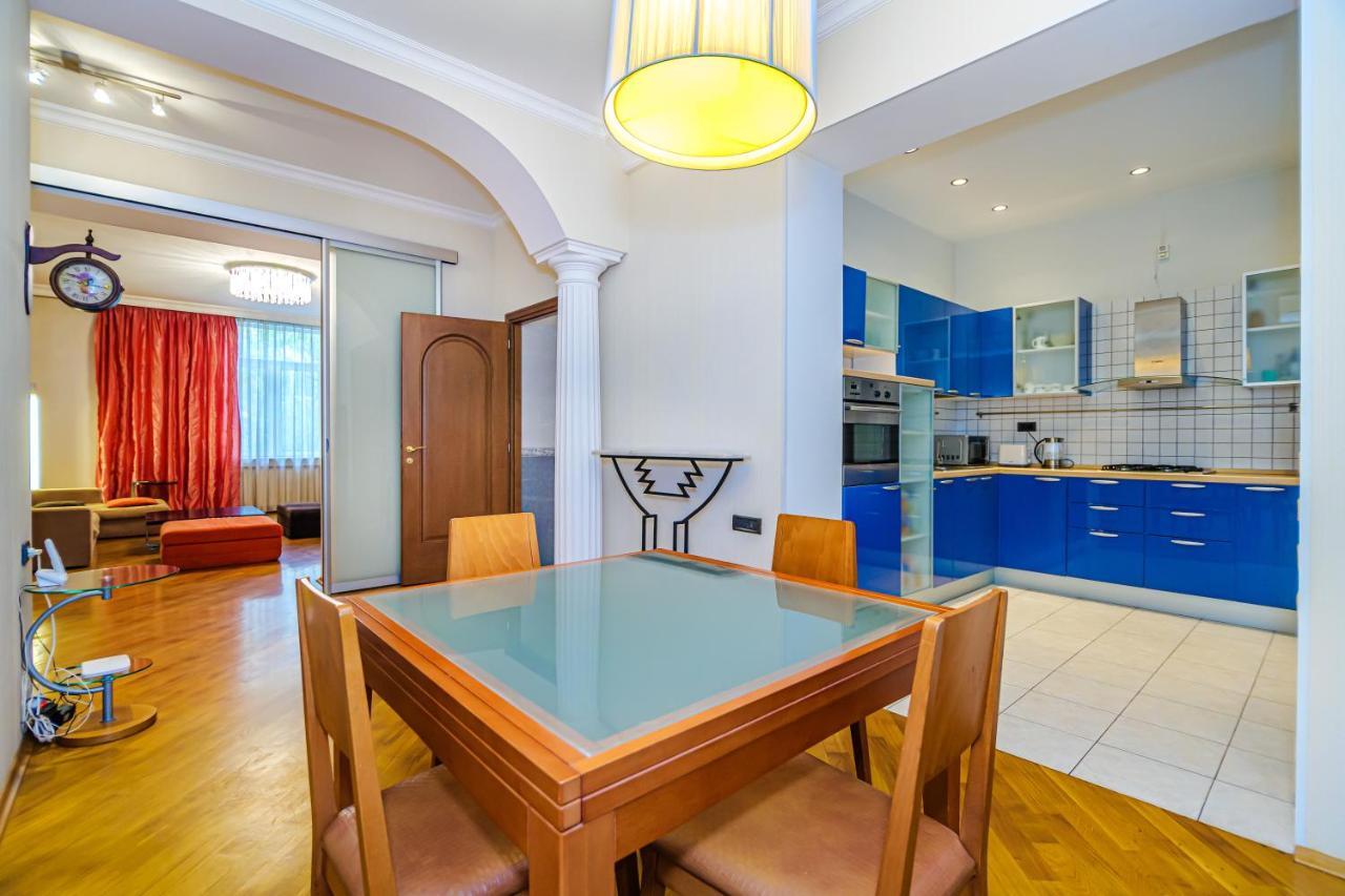 バクーVip Apartamen Nizami Streetアパートメント エクステリア 写真